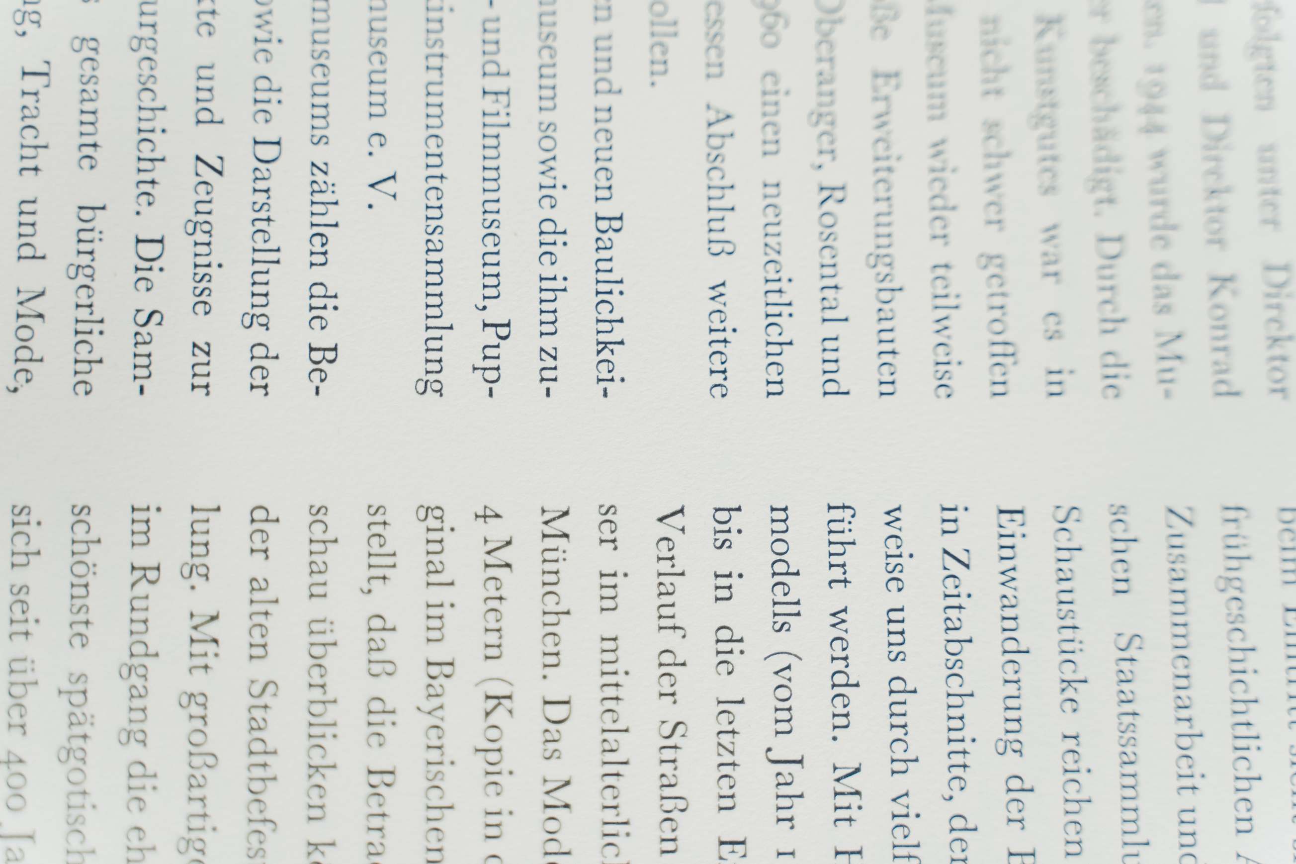 Nahaufnahme eines bedruckten Papierblatts mit deutschem Text