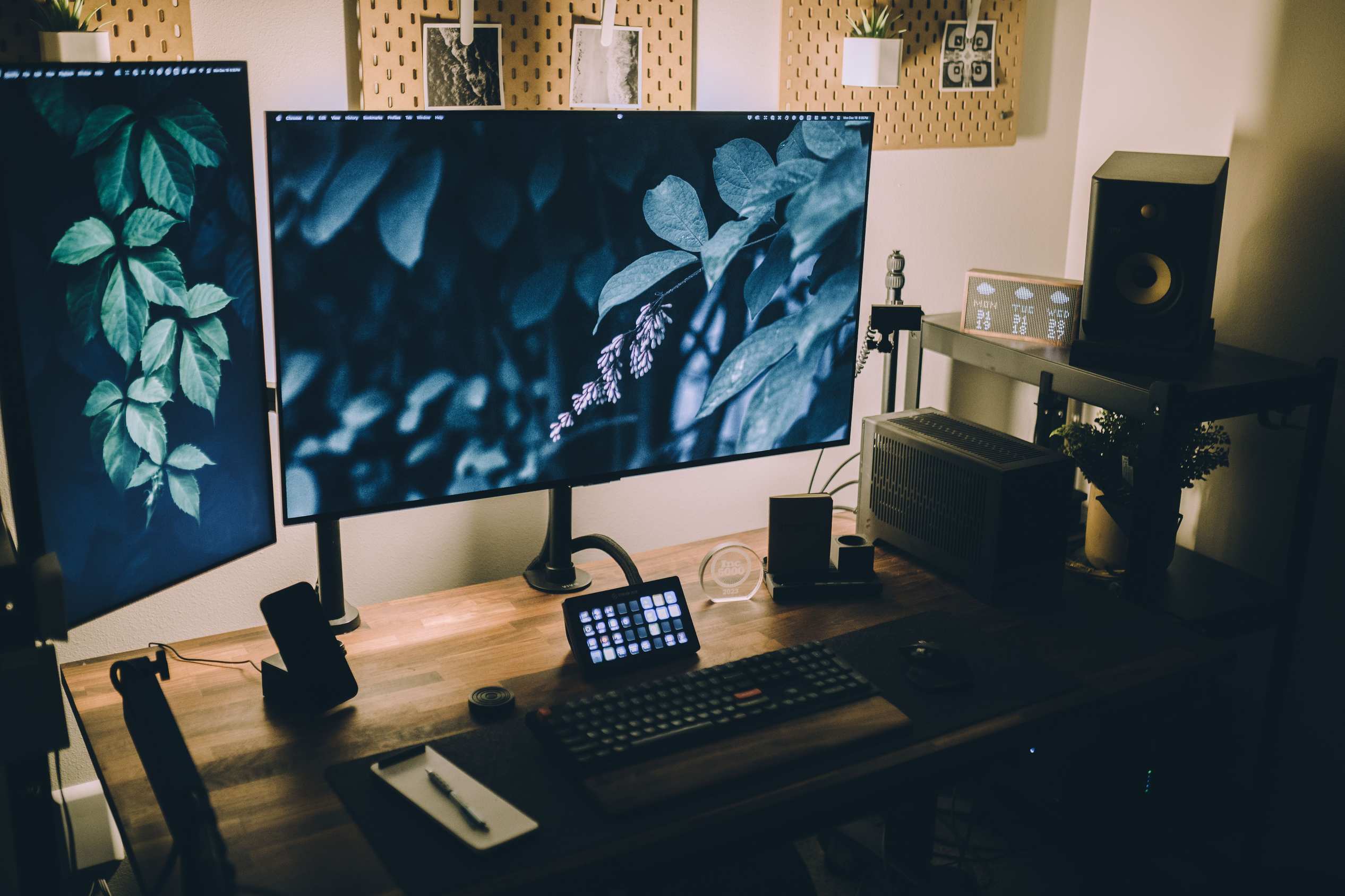 Arbeitsplatz mit zwei Computermonitoren, Tastatur und Schreibtisch